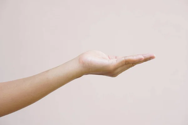 Asyalı Kadın Sanki Elinde Bir Mal Varmış Gibi Ellerini Yana — Stok fotoğraf