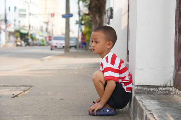 Junge Sitzt Straßenrand Und Wartet Auf Mama — Stockfoto