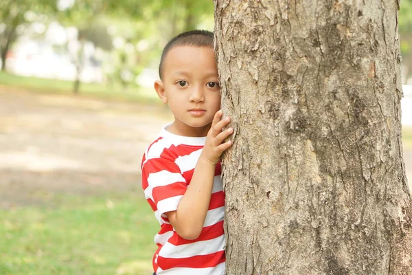 Koncepcja Ratowania Świata Chłopca Przytulającego Drzewo — Zdjęcie stockowe