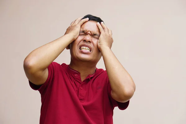 Asiático Homem Tem Uma Dor Cabeça Estresse Trabalho — Fotografia de Stock