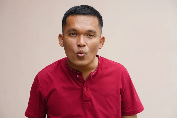 Ázsiai Férfi Mosolyog Boldogan Emeld Fel Kezed Mint Egy Jel — Stock Fotó