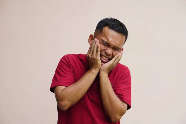Asiatischer Mann Mit Zahnschmerzen Berührt Wange Mit Ihrer Hand — Stockfoto