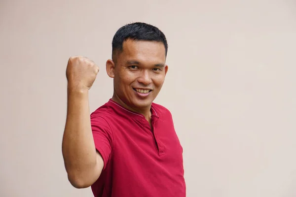 Ázsiai Férfi Mosolyog Boldogan Emeld Fel Kezed Mint Egy Jel — Stock Fotó