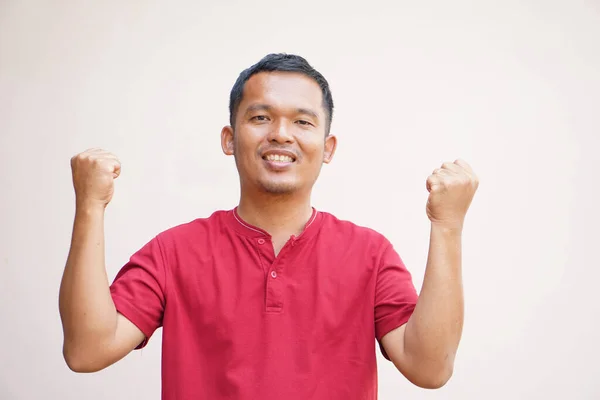 Азиатский Мужчина Счастливо Улыбается Поднимите Руку Знак — стоковое фото