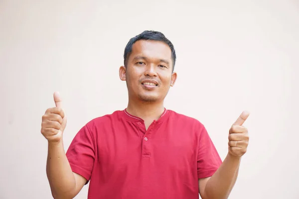 Азіатський Чоловік Який Щасливо Посміхається Підніми Руку Знак — стокове фото