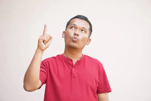 Asiatischer Mann Lächelt Glücklich Heben Sie Ihre Hand Als Zeichen — Stockfoto