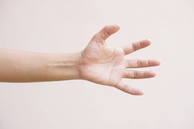 Kilitli parmakları olan Asyalı kadın