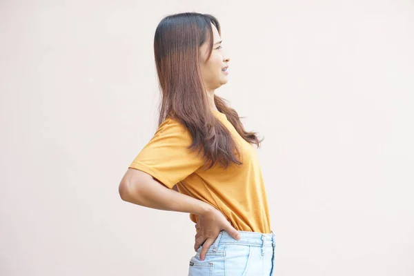 Asiatin Die Schmerzen Der Taille Hat Weil Sie Hart Arbeitet — Stockfoto