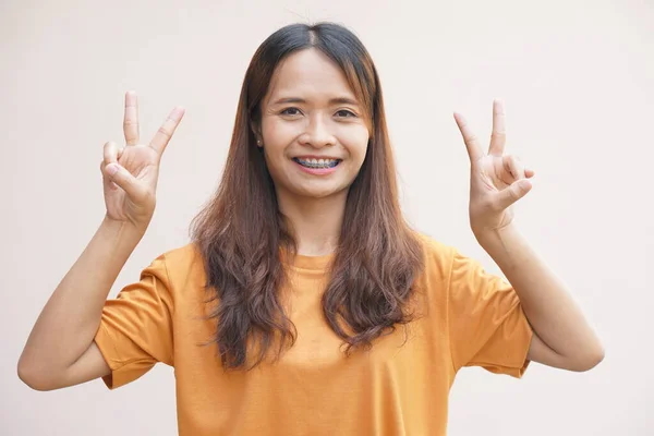 아시아 여성의 엄지손가락 표징을 보이고 — 스톡 사진
