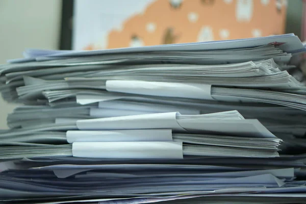 事務机の上の未完成の文書の山 ビジネスペーパーのスタック — ストック写真