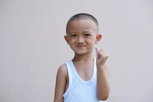 Asiatischer Junge Lächelt Glücklich Zimmerwand Hintergrund — Stockfoto
