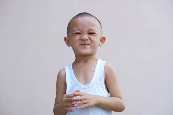 Asiatischer Junge Lächelt Glücklich Zimmerwand Hintergrund — Stockfoto