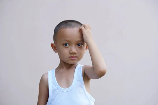 Asiatischer Junge Mit Juckendem Gesicht — Stockfoto
