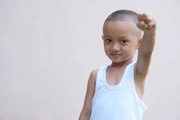 Azji Chłopiec Uśmiecha Szczęśliwie Podnieść Rękę Górę — Zdjęcie stockowe