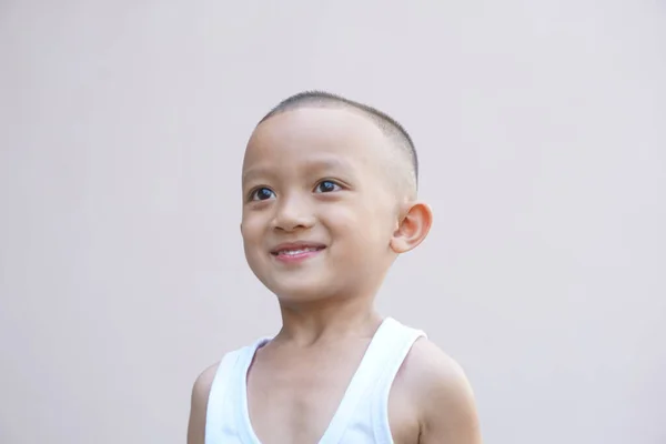 Азиатский Мальчик Улыбается Счастливо Комната Стены Фона — стоковое фото