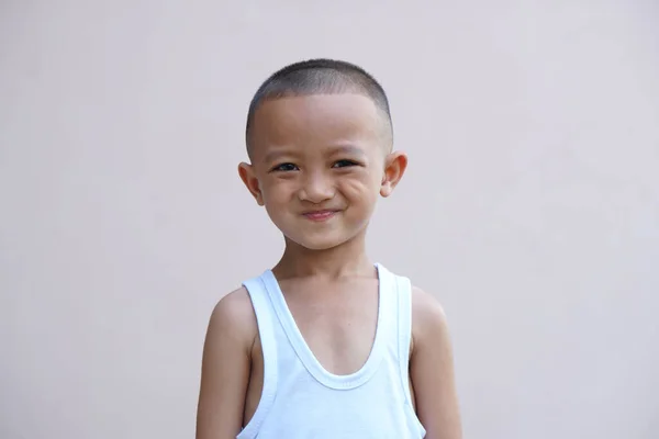 アジアの少年は喜んで部屋の壁の背景笑顔 — ストック写真