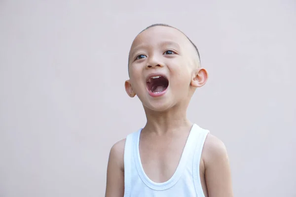 Asiático Chico Sonriendo Felizmente Habitación Pared Fondo — Foto de Stock