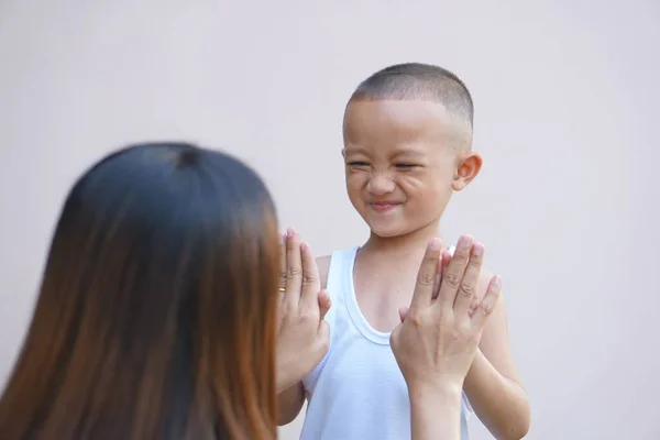 Junge Hält Händchen Mit Mutter Glückliches Lächeln — Stockfoto