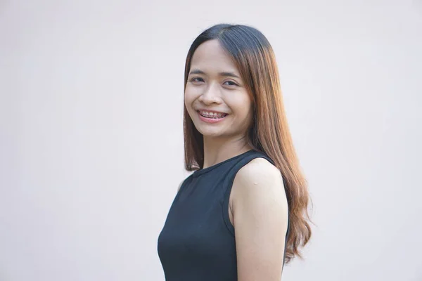 Mujer Asiática Sonriendo Felizmente Lindo Brillante —  Fotos de Stock
