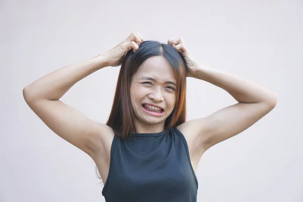 Asian Woman Having Itchy Head Dandruff — 图库照片