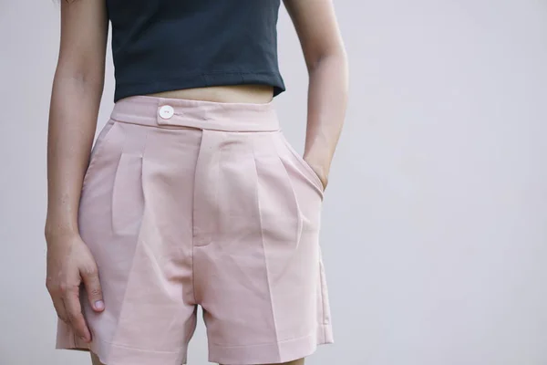 Mujer Asiática Recoge Bolsillo Pantalones —  Fotos de Stock