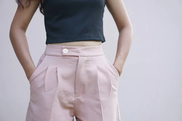 Mujer Asiática Recoge Bolsillo Pantalones —  Fotos de Stock