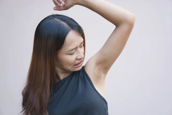 Asyalı Kadın Islak Koltuk Altı Gibi Kokuyor — Stok fotoğraf