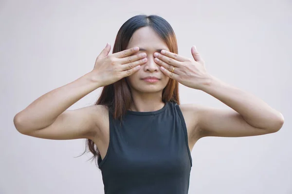 Asiatisk Kvinna Har Ont Ögonen — Stockfoto