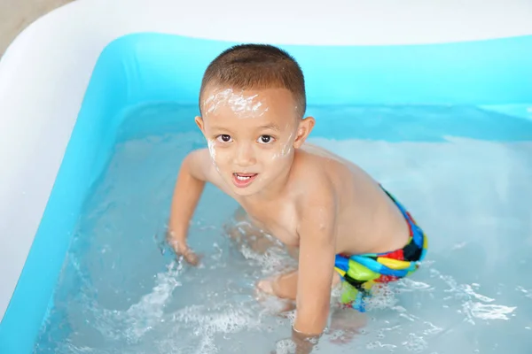 Varmt Väder Pojke Leker Glatt Med Vatten Badkaret — Stockfoto