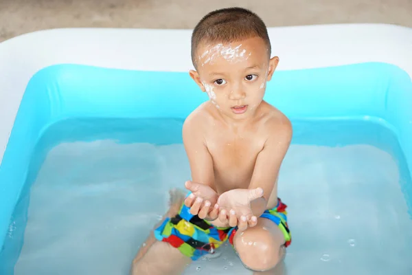 Ζεστός Καιρός Αγόρι Παίζει Νερό Χαρούμενα Στην Μπανιέρα — Φωτογραφία Αρχείου