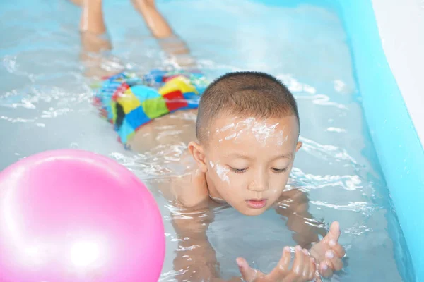 Sıcak Hava Çocuk Küvette Mutlu Bir Şekilde Suyla Oynuyor — Stok fotoğraf