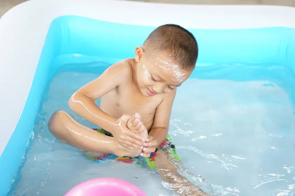 Παιδιά Που Παίζουν Ζεστό Νερό Παρακολουθήστε Πόδια Σας Αισθάνονται Σαν — Φωτογραφία Αρχείου