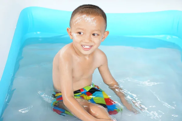 Ζεστός Καιρός Αγόρι Παίζει Νερό Χαρούμενα Στην Μπανιέρα — Φωτογραφία Αρχείου