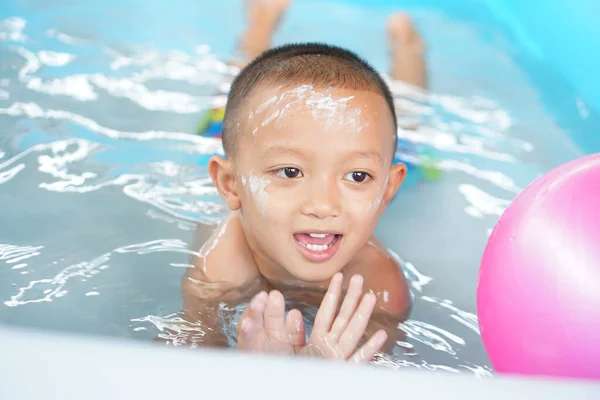 Sıcak Hava Çocuk Küvette Mutlu Bir Şekilde Suyla Oynuyor — Stok fotoğraf