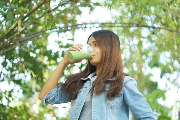 Kvinna Dricker Iste Grönt Kaféet — Stockfoto