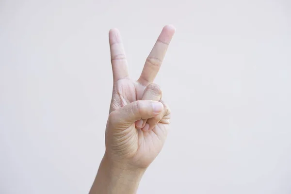 Женщина Держит Два Пальца Знак Борьбы — стоковое фото