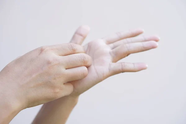 アジアの女性が手にかゆみ肌を持っている — ストック写真