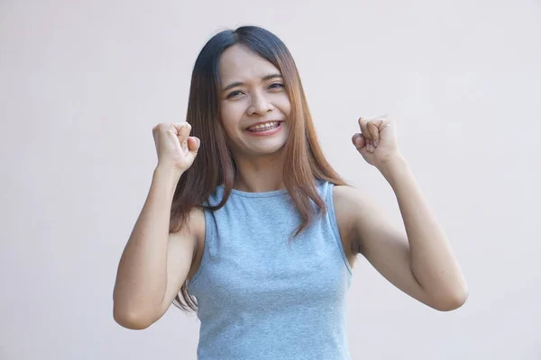 Asyalı Kadın Mutlu Bir Şekilde Gülümsüyor — Stok fotoğraf