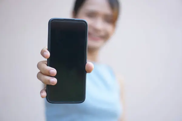 Telefone Mão Mulher Usando Telefone — Fotografia de Stock