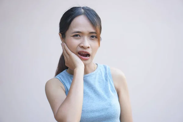 Dişi Ağrıyan Asyalı Kadın — Stok fotoğraf