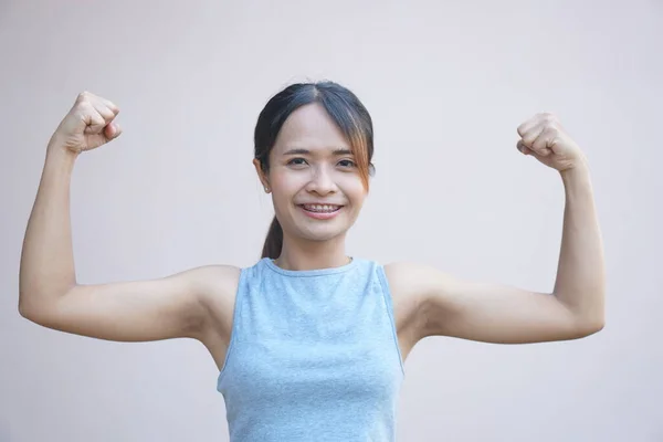Una Donna Flette Muscoli Mostrando Sua Forza — Foto Stock