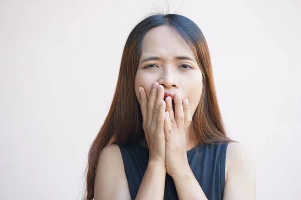 Ortodonti Tedavisi Yüzünden Dişi Ağrıyan Bir Kadın — Stok fotoğraf