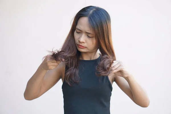 Asian Woman Having Itchy Head Dandruff — 图库照片