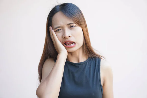 Kobieta Cierpiąca Ból Zęba Leczeniu Ortodontycznym — Zdjęcie stockowe