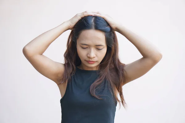 过度工作导致头痛的妇女没有足够的休息 — 图库照片