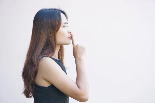 Asyalı Kadın Parmaklarıyla Ağzını Kapatıyor — Stok fotoğraf