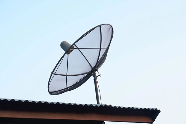 家の屋根の上のテレビ受信機 — ストック写真