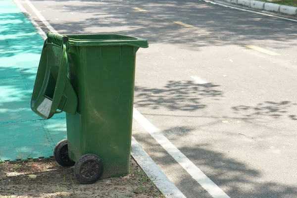 Lata Lixo Verde Parque — Fotografia de Stock