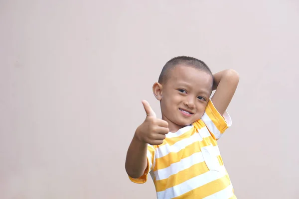 Азиатский Мальчик Делает Свою Руку Качестве Большого Знака — стоковое фото