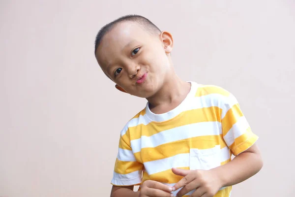 Asiatische Junge Glücklich Lächelnd Sahne Hintergrund — Stockfoto